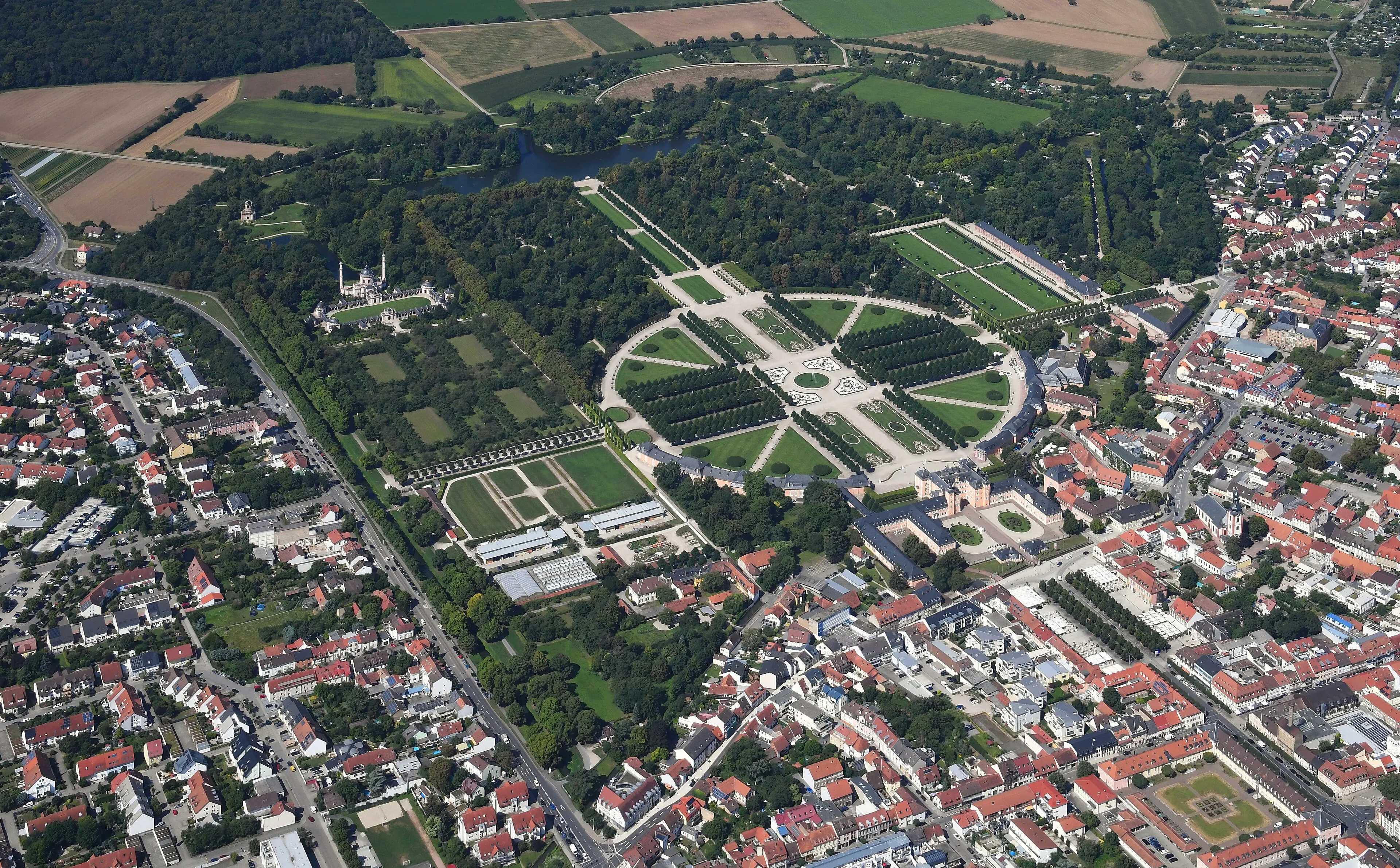 Luftbild von Schloss Schwetzingen und dem Schlossgarten