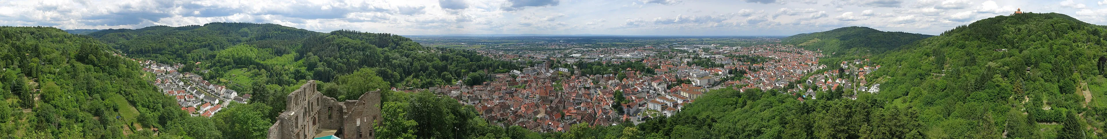 Blick von der Burg Windeck über Weinheim an der Bergstraße